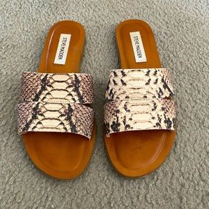 Steve Madden size 7 snakeskin flip flops
